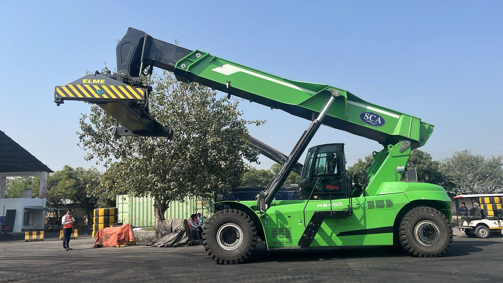 Electric ReachStacker - Front View